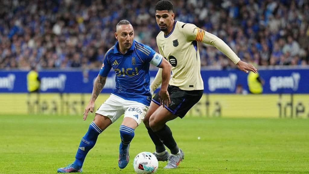 Cầu thủ Barcelona trong một pha tranh chấp bóng trên sân, thể hiện nỗ lực của đội hình được điều chỉnh bởi HLV Flick.