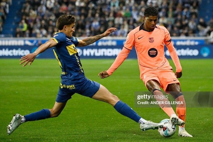 Cầu thủ Barcelona và Alavés tranh bóng quyết liệt trong trận đấu La Liga