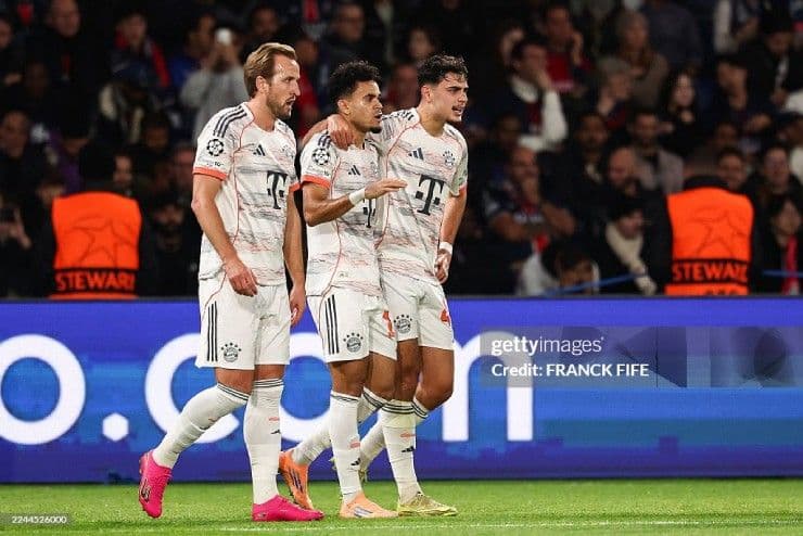 Cầu thủ Bayern Munich ăn mừng bàn thắng của Luis Diaz trong trận đấu với PSG tại Parc des Princes.