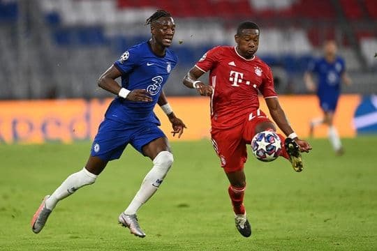 Cầu thủ Bayern Munich và Chelsea tranh bóng quyết liệt trong trận đấu Champions League