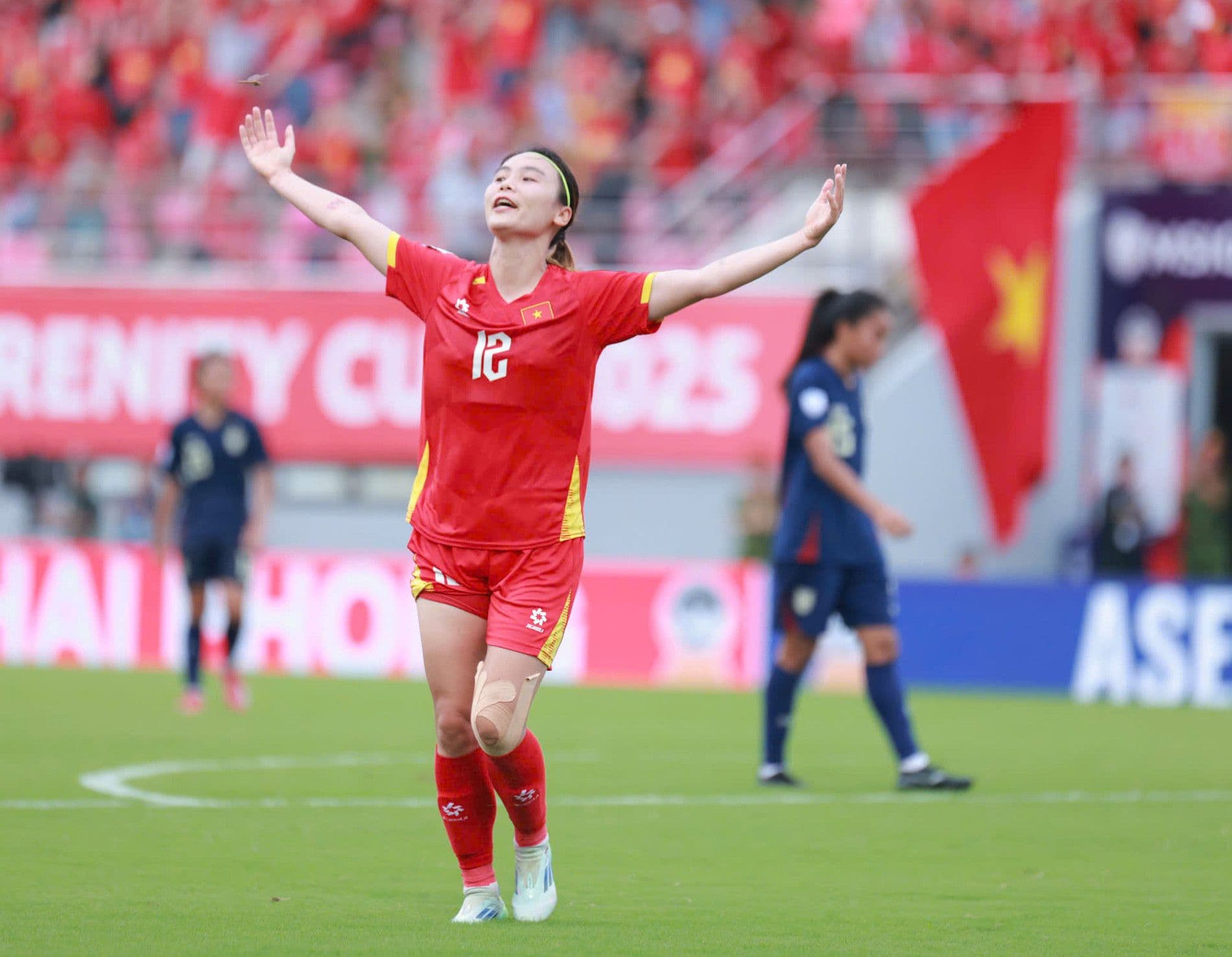 Cầu thủ Bích Thùy của đội tuyển nữ Việt Nam ăn mừng bàn thắng vào lưới Thái Lan.
