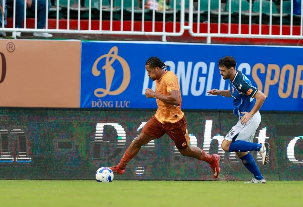 Cầu thủ Becamex Bình Dương kiểm soát bóng trong trận đấu với Hoàng Anh Gia Lai, thể hiện sự ổn định của đội.