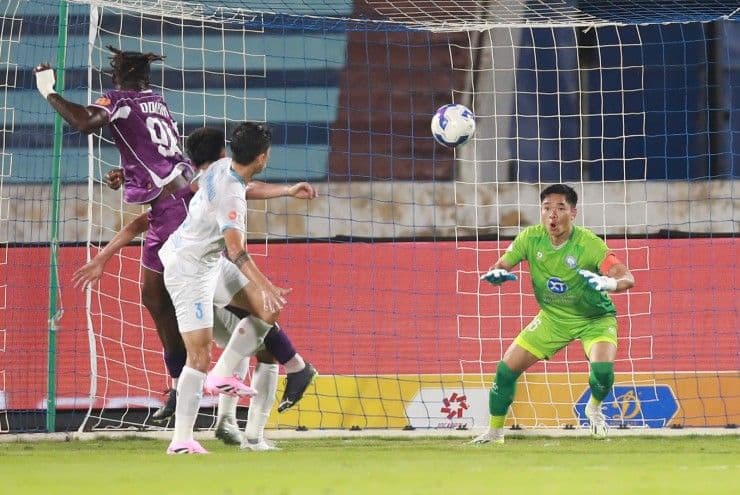 Cầu thủ Becamex TP HCM ghi bàn vào lưới Nam Định trong trận đấu V-League vòng 7