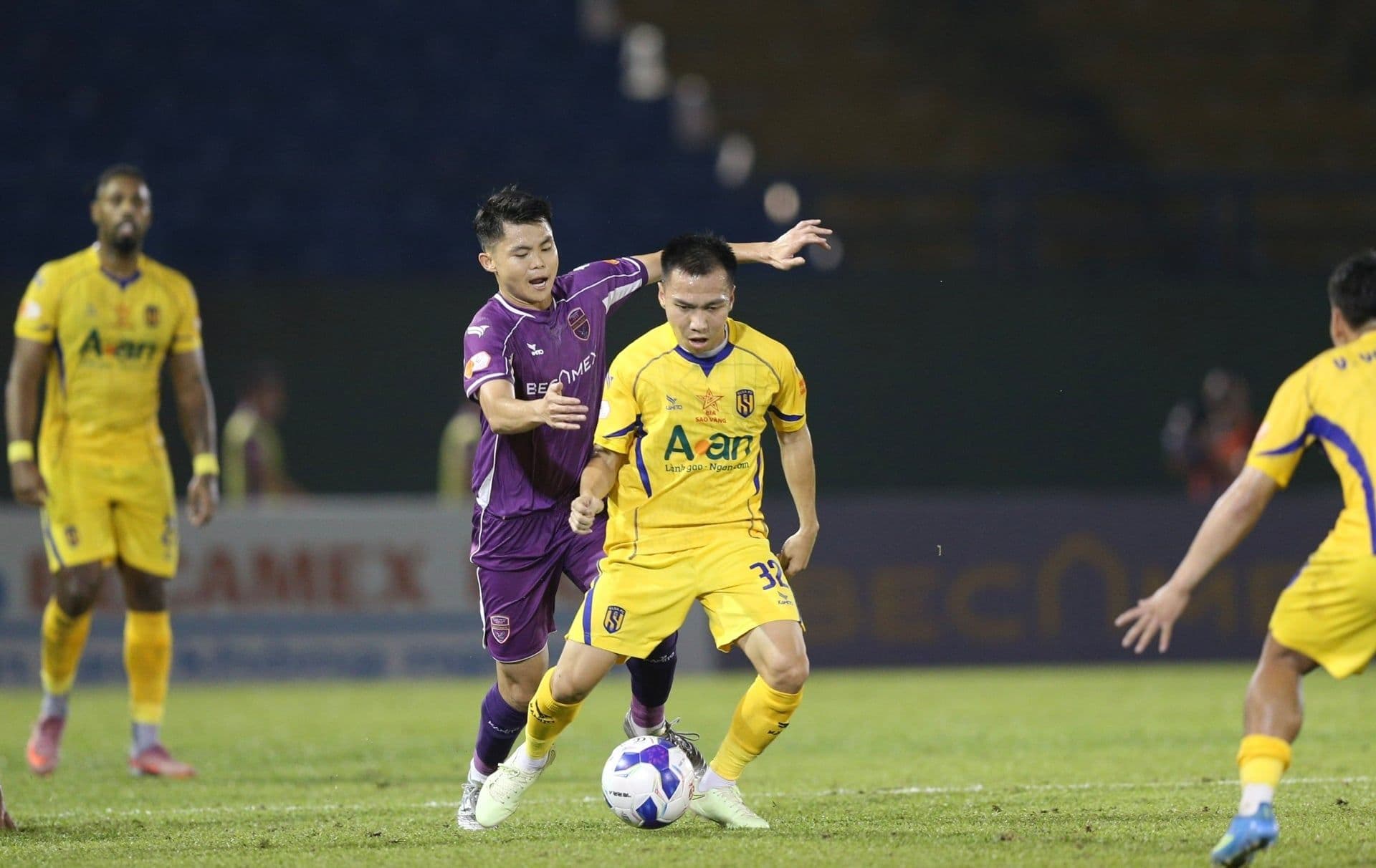 Cầu thủ Becamex TP.HCM nỗ lực tranh bóng trong trận đấu quan trọng tại V.League.