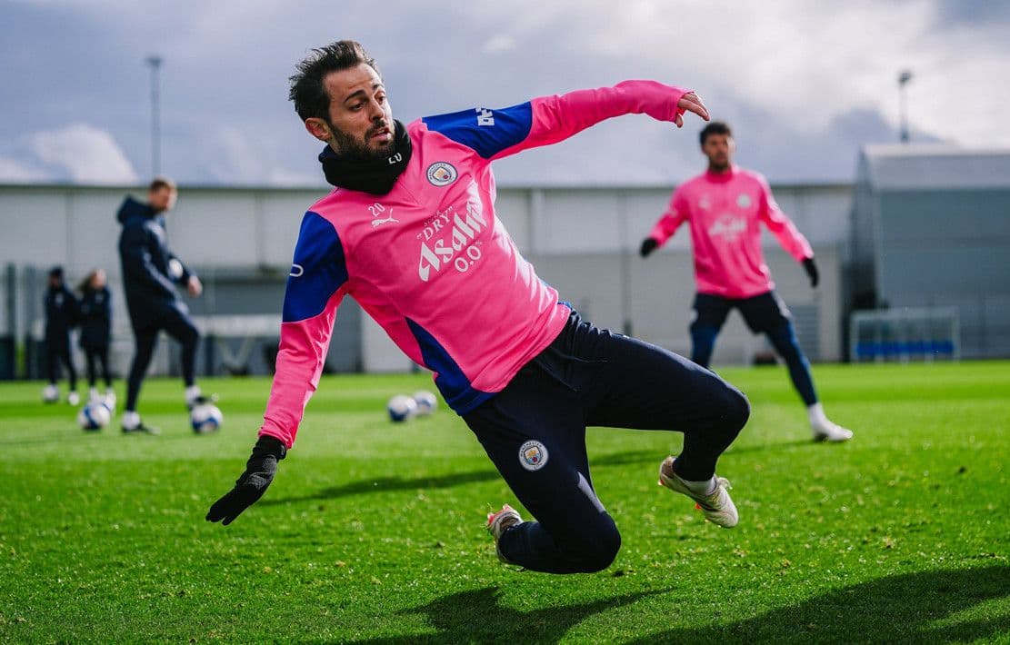 Cầu thủ Bernardo Silva của Man City ngã trên sân tập, thể hiện sự nỗ lực và cường độ cao trong bóng đá đỉnh cao.