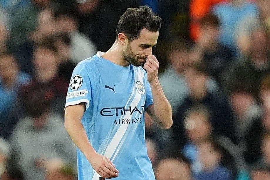 Cầu thủ Bernardo Silva của Man City với vẻ mặt thất vọng, thể hiện áp lực tâm lý.