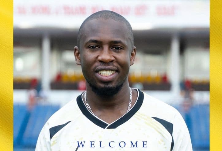 Cầu thủ bóng đá được giới thiệu là 'lá chắn thép' cho đội bóng, tượng trưng cho sức mạnh phòng ngự