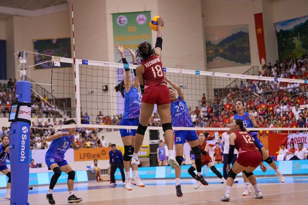 Cầu thủ bóng chuyền nữ Việt Nam chặn bóng tấn công của đối thủ Thái Lan, minh họa chiến thắng lịch sử tại SEA V-League.
