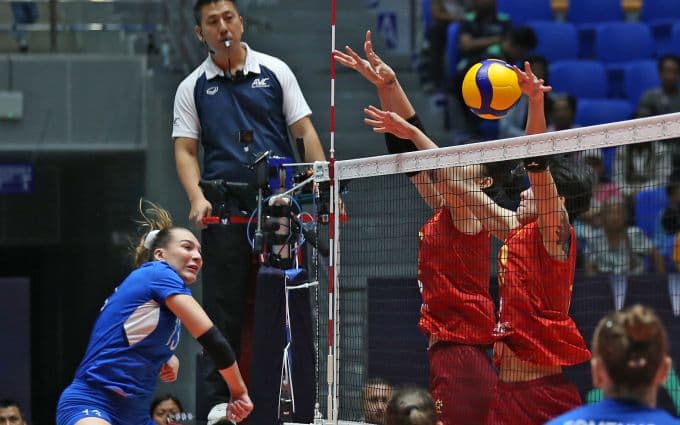 Cầu thủ bóng chuyền nữ Việt Nam thực hiện pha chắn bóng quyết liệt trong trận đấu giành huy chương đồng AVC Nations Cup 2026.