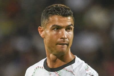 Cầu thủ bóng đá Cristiano Ronaldo với vẻ mặt tập trung