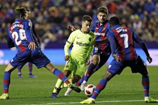 Cầu thủ bóng đá nỗ lực dẫn bóng trong trận đấu đầy kịch tính