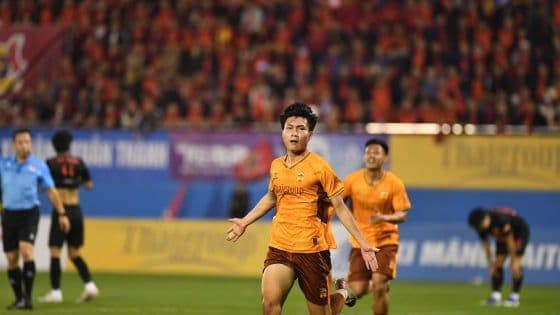 Cầu thủ bóng đá ăn mừng bàn thắng, thể hiện khoảnh khắc bùng nổ cá nhân trên sân