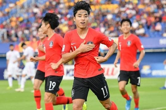 Cầu thủ bóng đá ăn mừng bàn thắng, thể hiện niềm tự hào và kịch tính của trận đấu.