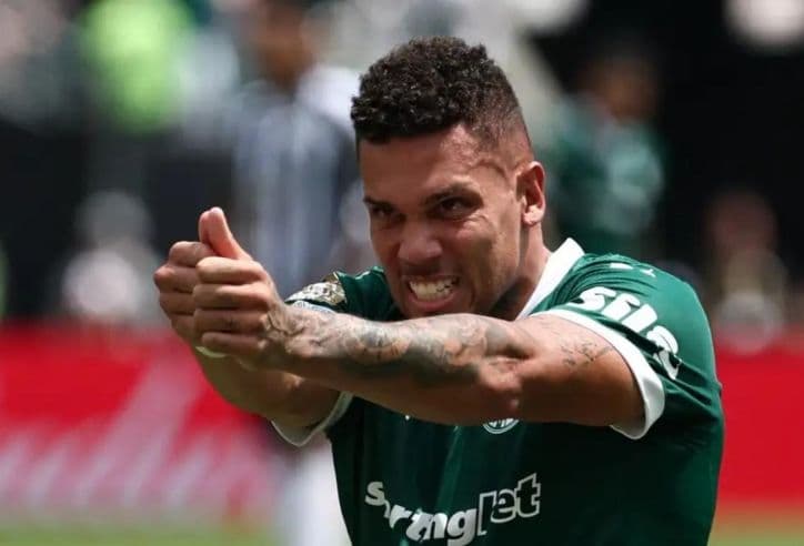 Cầu thủ bóng đá ăn mừng bàn thắng, thể hiện phong độ thăng hoa của San Jose Earthquakes.