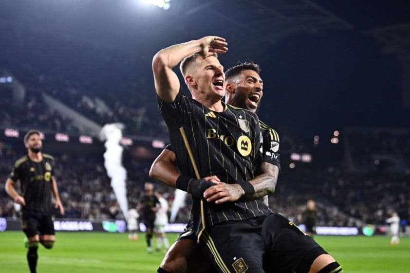 Cầu thủ bóng đá ăn mừng bàn thắng trong trận đấu Leagues Cup