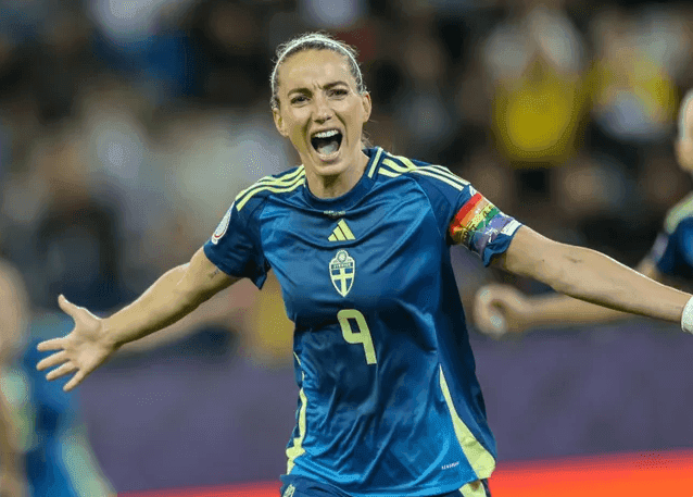 Cầu thủ bóng đá nữ ăn mừng bàn thắng, biểu tượng cho chìa khóa chiến thắng và đột phá chiến thuật.