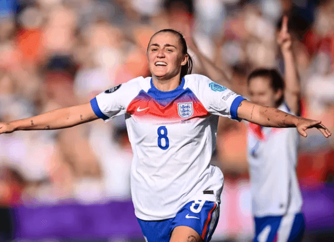 Cầu thủ bóng đá nữ ăn mừng chiến thắng, tượng trưng cho việc giải mã lối chơi đối thủ.