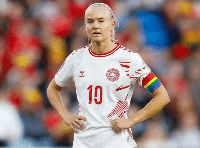 Cầu thủ bóng đá nữ thể hiện sự quyết tâm đối mặt với đối thủ khó chịu.