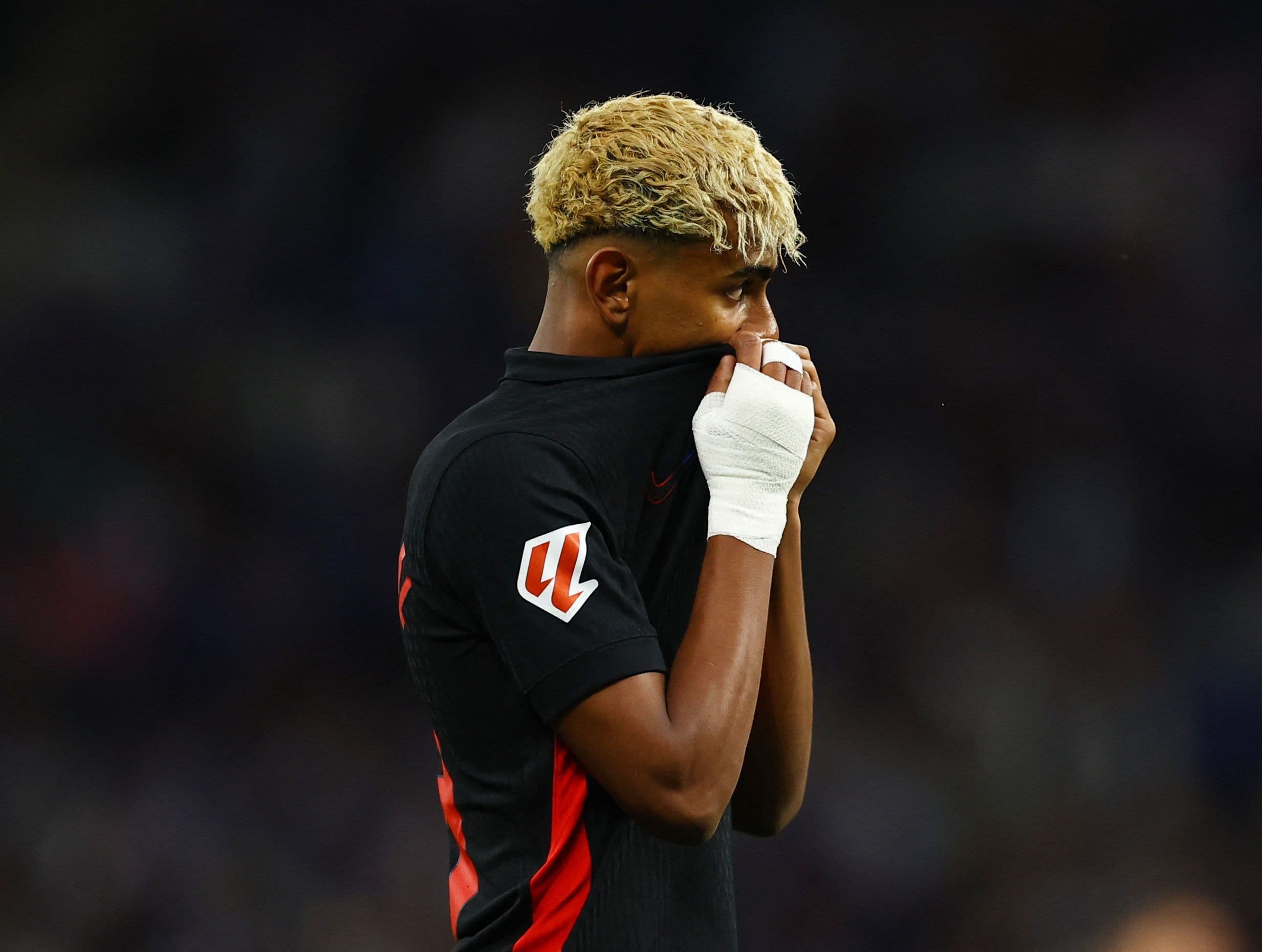 Cầu thủ bóng đá thể hiện sự thất vọng sau trận thua