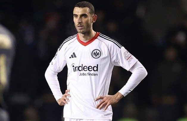 Cầu thủ bóng đá thể hiện sự tập trung cao độ trong cuộc chiến hiệu số bàn thắng bại tại Cúp C1