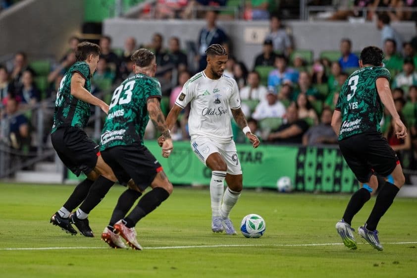 Cầu thủ bóng đá tranh bóng quyết liệt trên sân cỏ trong trận đấu CONCACAF Championship Cup.