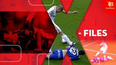 Cầu thủ bóng đá tranh chấp bóng quyết liệt, thể hiện sự khó khăn trong khâu dứt điểm