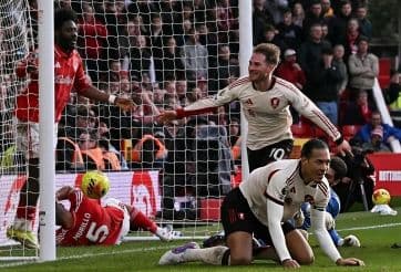 Cầu thủ bóng đá tranh chấp quyết liệt trong vòng cấm, tượng trưng cho một chiến thắng nhọc nhằn