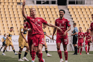 Cầu thủ bóng đá trong một pha tranh chấp trên sân.