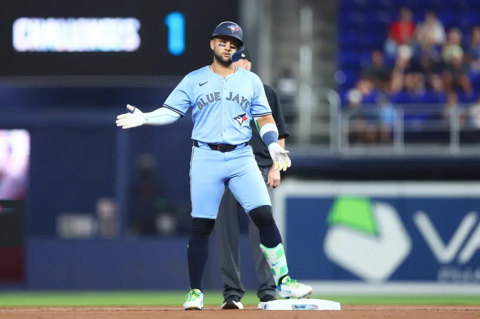 Cầu thủ Bo Bichette của Blue Jays trên sân, đại diện cho những ngôi sao sáng giá khuấy động thị trường chuyển nhượng MLB.