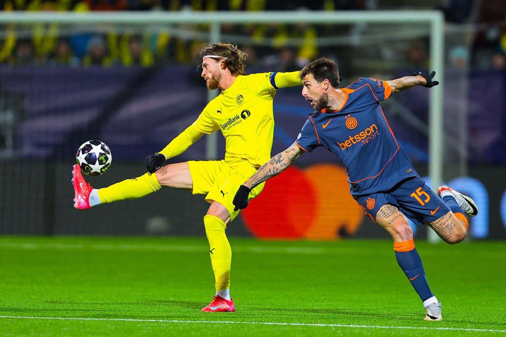 Cầu thủ Bodo/Glimt và Inter Milan tranh bóng quyết liệt trên sân cỏ Champions League