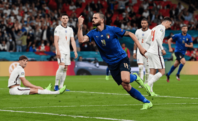 Cầu thủ Bonucci của Italy ăn mừng bàn thắng gỡ hòa trong trận chung kết Euro 2020, thể hiện cảm xúc bùng nổ của bóng đá đỉnh cao.