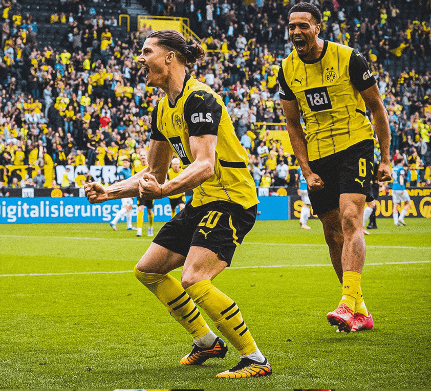 Cầu thủ Borussia Dortmund ăn mừng bàn thắng trên sân nhà