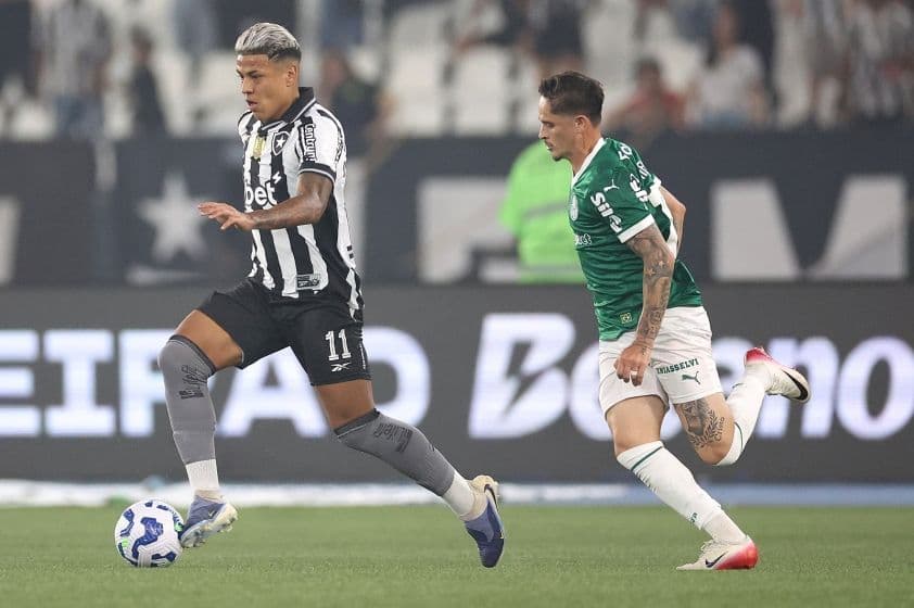 Cầu thủ Botafogo số 11 dẫn bóng trong trận đấu Copa Libertadores.