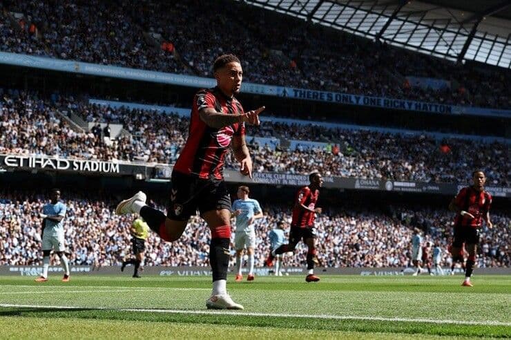 Cầu thủ Bournemouth ăn mừng bàn thắng vào lưới Man City