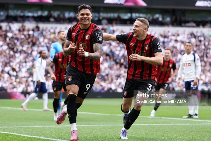 Cầu thủ Bournemouth ăn mừng bàn thắng vào lưới Tottenham, thể hiện bản lĩnh khó lường của đội khách