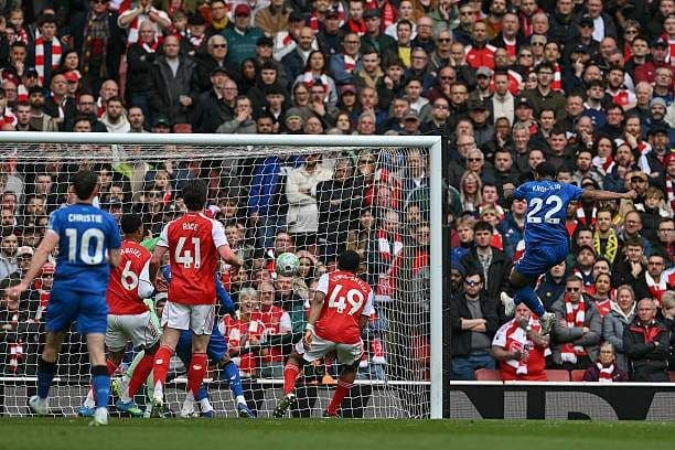 Cầu thủ Bournemouth đánh đầu nguy hiểm vào khung thành Arsenal, đặt ra thách thức lớn cho bản lĩnh Pháo thủ.