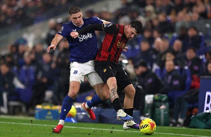 Cầu thủ Bournemouth và Everton tranh bóng quyết liệt trong trận đấu Ngoại hạng Anh