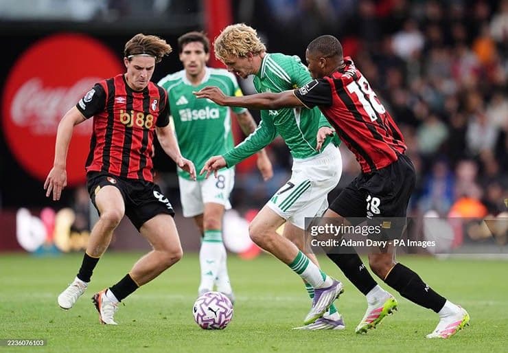 Cầu thủ Bournemouth và Newcastle tranh bóng trên sân, thể hiện sự đối đầu kịch tính.