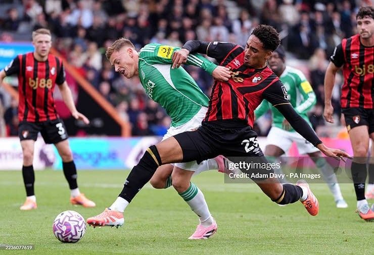 Cầu thủ Bournemouth và Newcastle tranh chấp quyết liệt trong trận đấu căng thẳng.