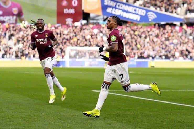 Cầu thủ Bowen của West Ham ăn mừng bàn thắng, thể hiện quyết tâm chiến thắng