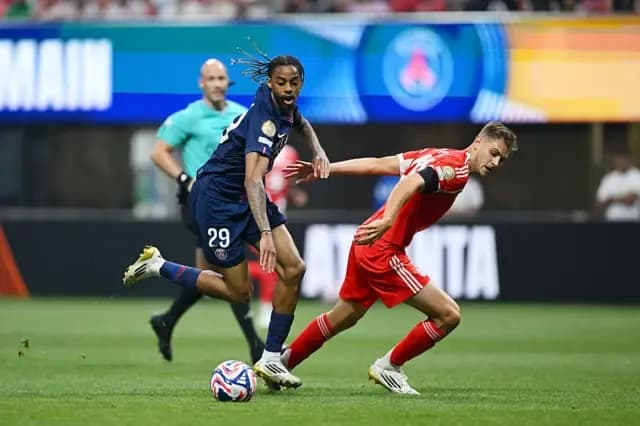 Cầu thủ Bradley Barcola của PSG tranh bóng với Josip Stanisic của Bayern Munich trong trận đấu.