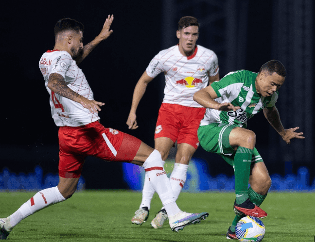 Cầu thủ Bragantino trong trận đấu, thể hiện lối chơi quyết liệt của 'Bò Đỏ'.