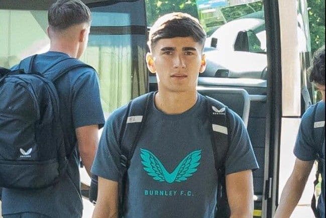 Cầu thủ Brandon Ly trong áo đấu Burnley FC