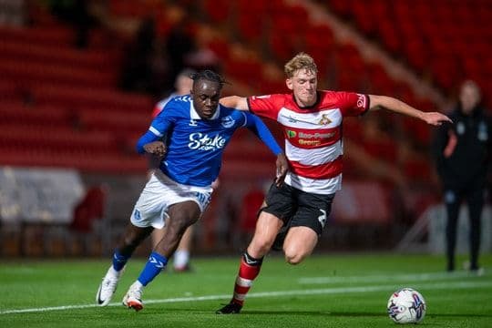 Cầu thủ Brazil và Chile tranh giành bóng, thể hiện chiến thuật đối lập và khát vọng sinh tồn.