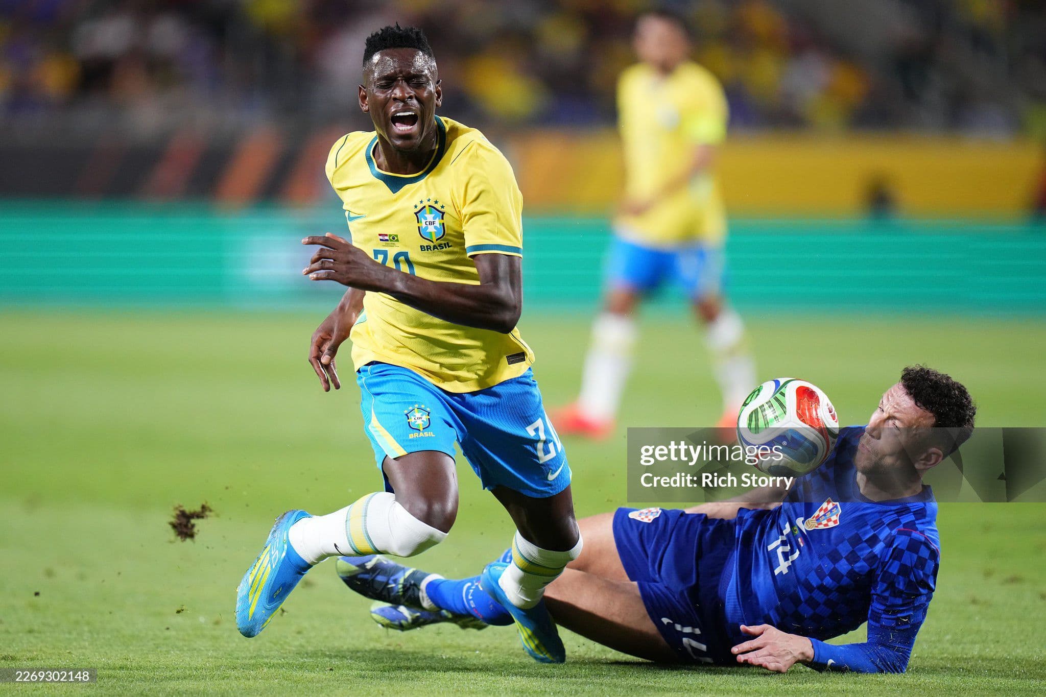 Cầu thủ Brazil và Croatia tranh chấp bóng quyết liệt trên sân cỏ