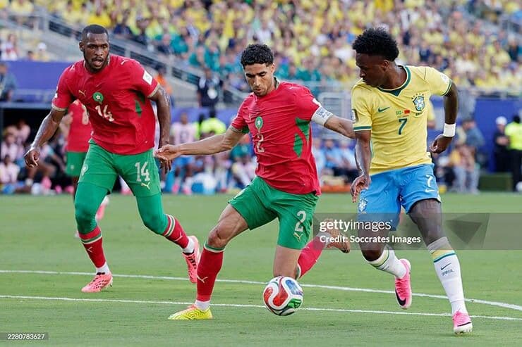 Cầu thủ Brazil và Morocco tranh bóng quyết liệt trong trận hòa 1-1 tại New Jersey.