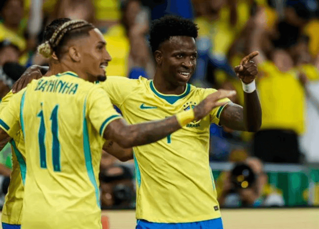 Cầu thủ Brazil Vinicius và Raphinha ăn mừng bàn thắng, biểu tượng cho di sản "Jogo Bonito" và kỳ vọng chiến thắng.