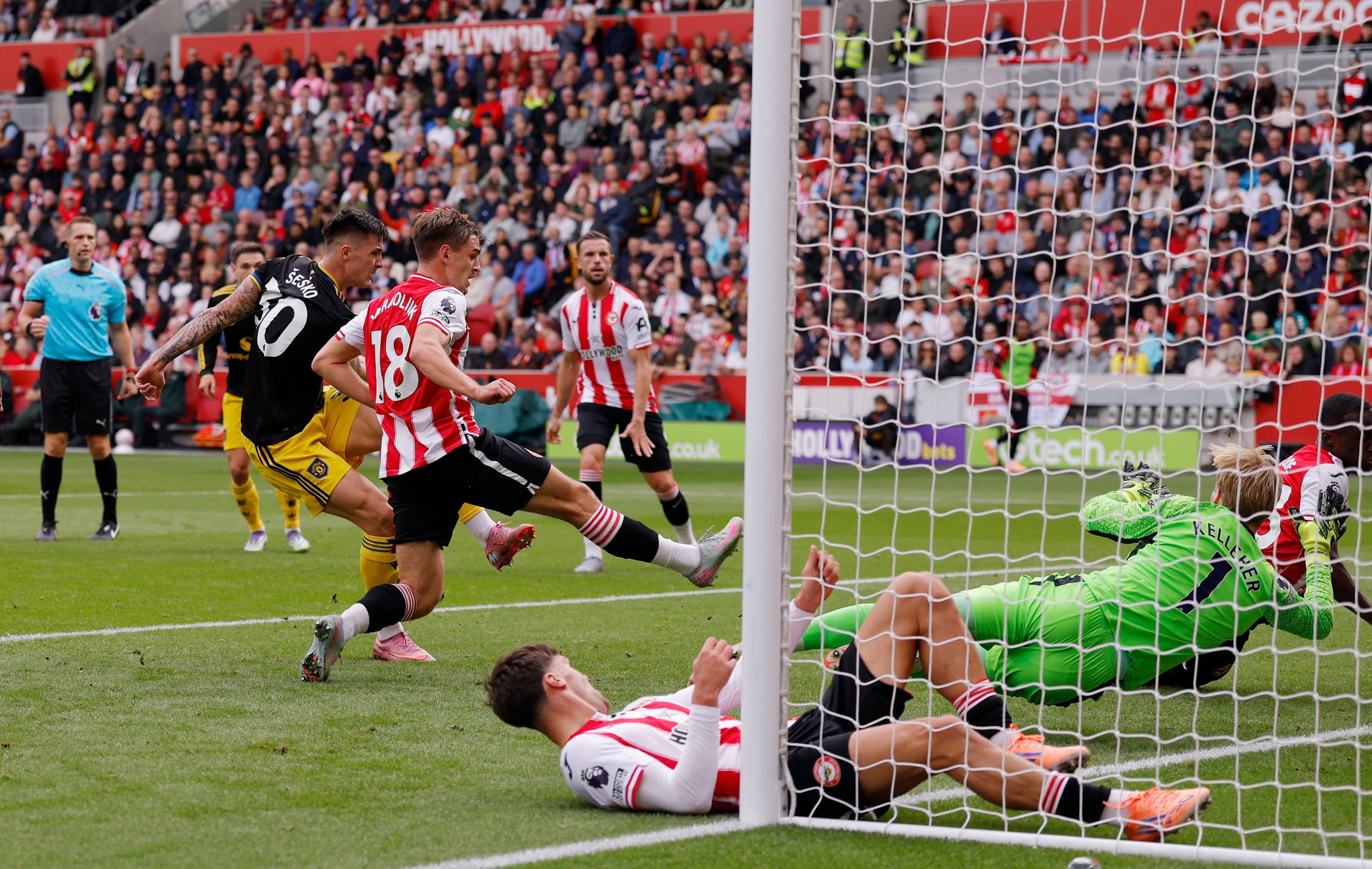 Cầu thủ Brentford dứt điểm ghi bàn vào lưới Manchester United.