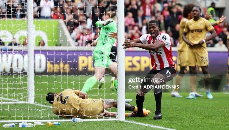 Cầu thủ Brentford ăn mừng bàn gỡ hòa kịch tính trên sân nhà, khiến đối thủ Crystal Palace thất vọng