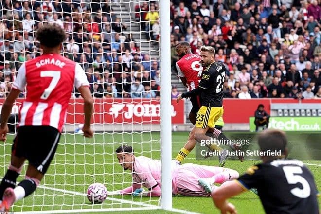 Cầu thủ Brentford Thiago ghi bàn vào lưới Manchester United tại sân Gtech, thể hiện sự mong manh của Quỷ Đỏ.